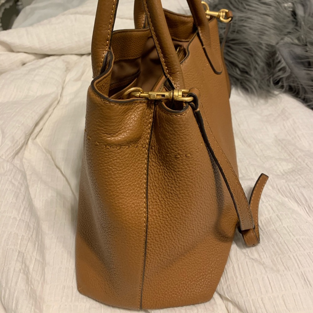 SOLD🔴 Tory Burch McGraw Triple Compartment - Picture 2 of 5